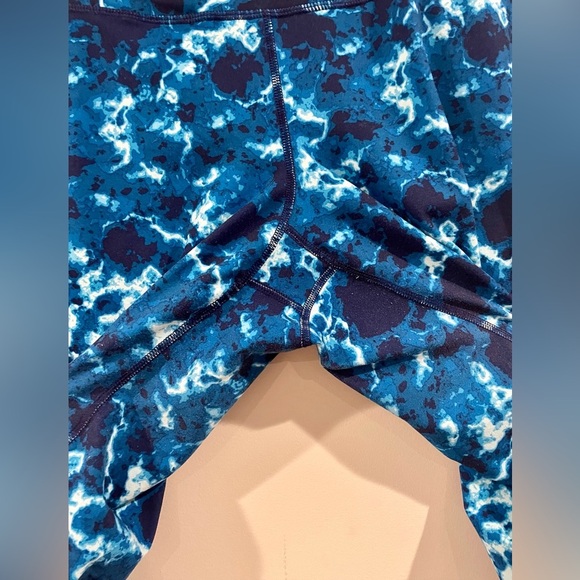 Old Navy Mid-Rise Compression Activewear Leggings Blue/White Water Design XXL - Picture 5 of 6